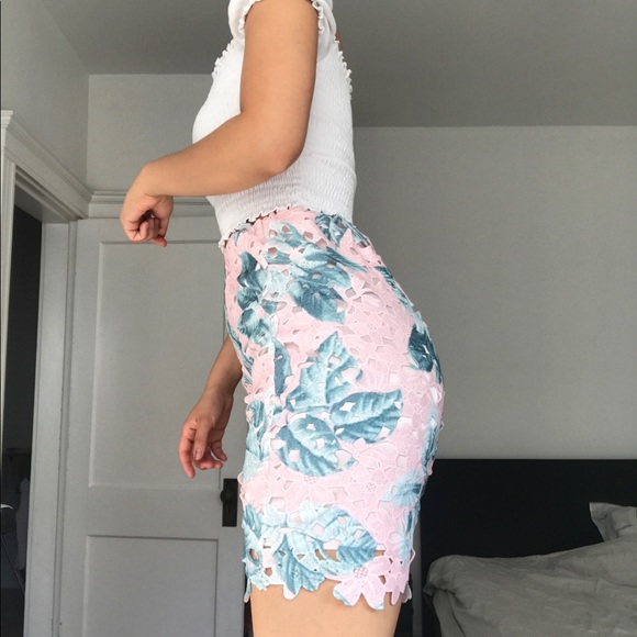 Vintage pink floral crochet pencil skirt - Picture 2 of 4